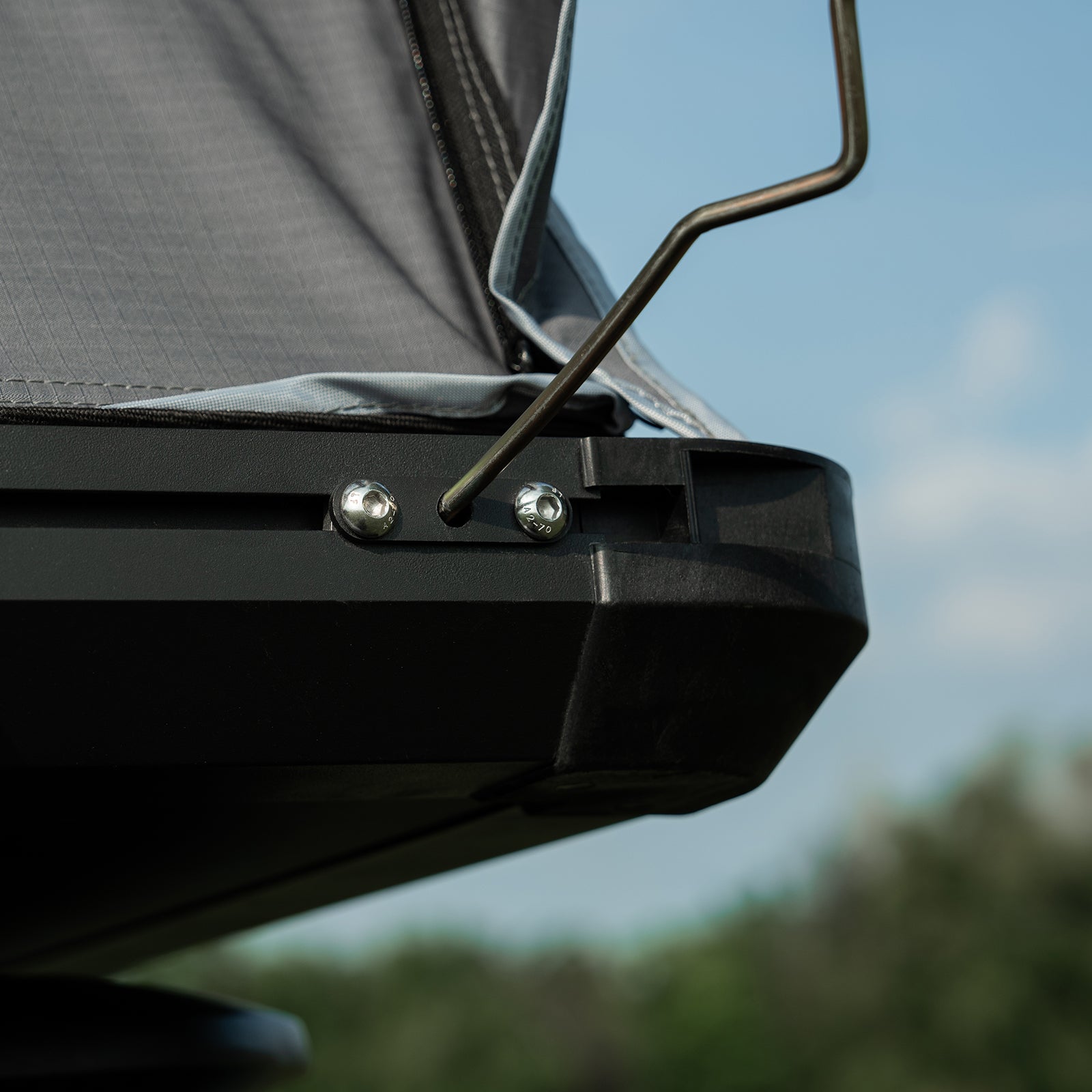 Novsight Rooftop Tent Hard Shell Off-road Camping Lightweight Tent 2–3 people for Cars JEEP Trucks and SUVs - NOVSIGHT